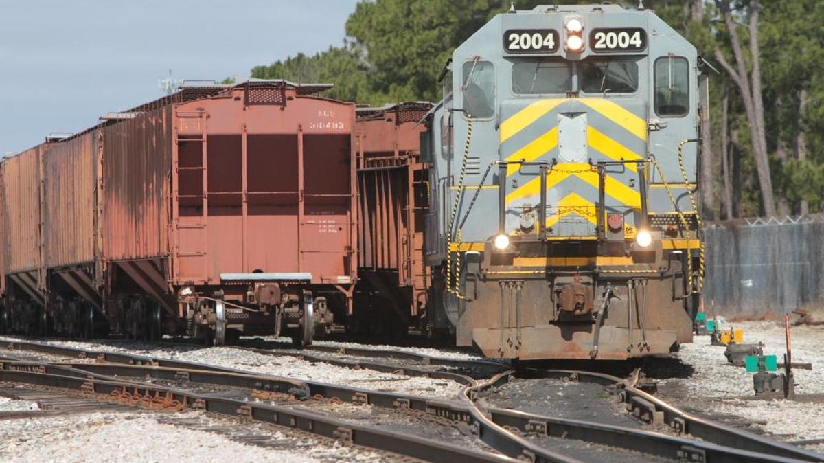 A Kansas City Southern Railway Co. train drops off cars at a side track in Gulfport in 2014. KCSR just announced train speeds will be increasing on Oct. 31 to 20 mph through North and downtown Gulfport.