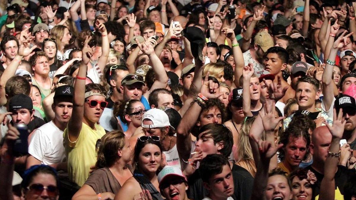 The crowd cheers as Gulfport Music Fest continues into the night on May 2014.