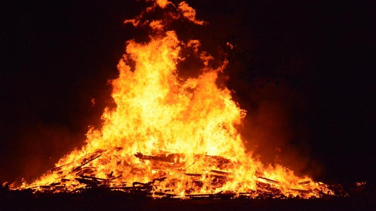 A large controlled burn east of Lorraine Cowan Road and south of Sundown Drive alarmed the fire department and residents Saturday night.
