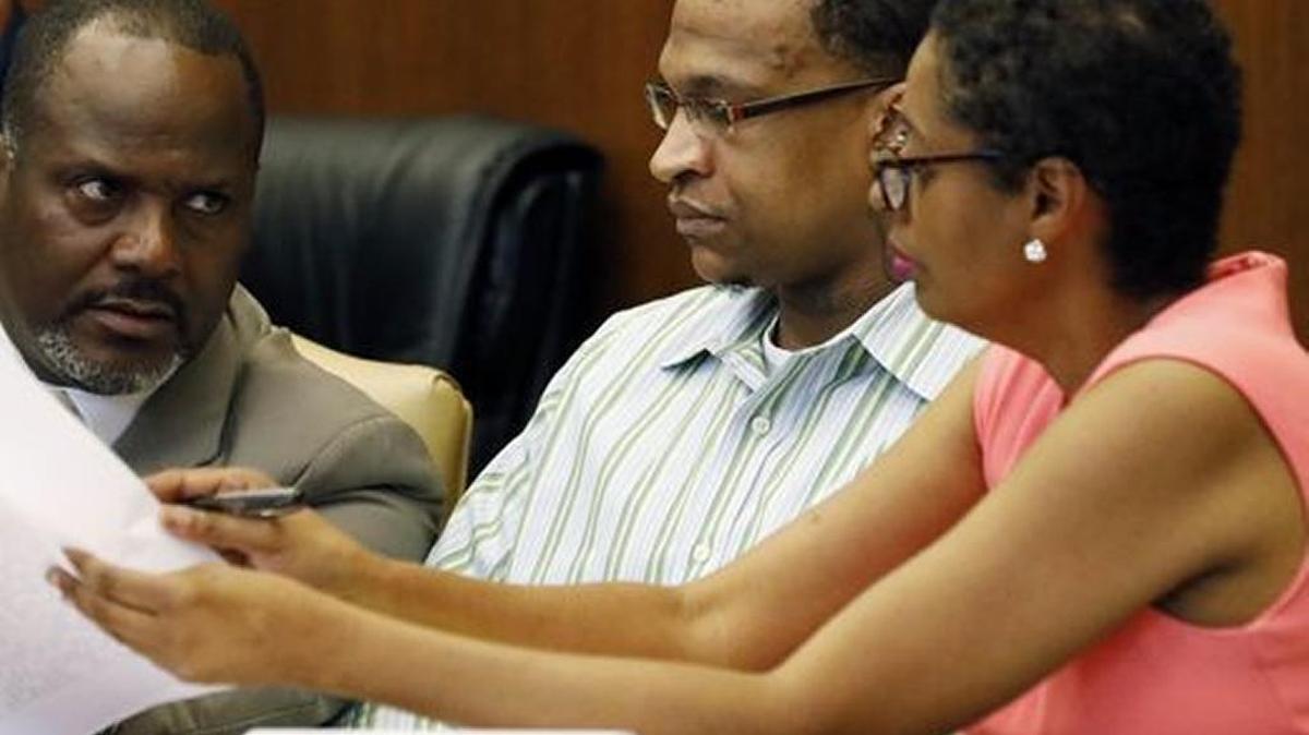 Defense attorneys Alton Peterson, left, and Darla Palmer, right, consult with their client, Quinton Tellis, 29, who is charged with burning 19-year-old Jessica Chambers to death almost three years ago, during closing arguments in his capital murder trial in a courtroom in Batesville, Mississippi, on Sunday, Oct. 15, 2017.