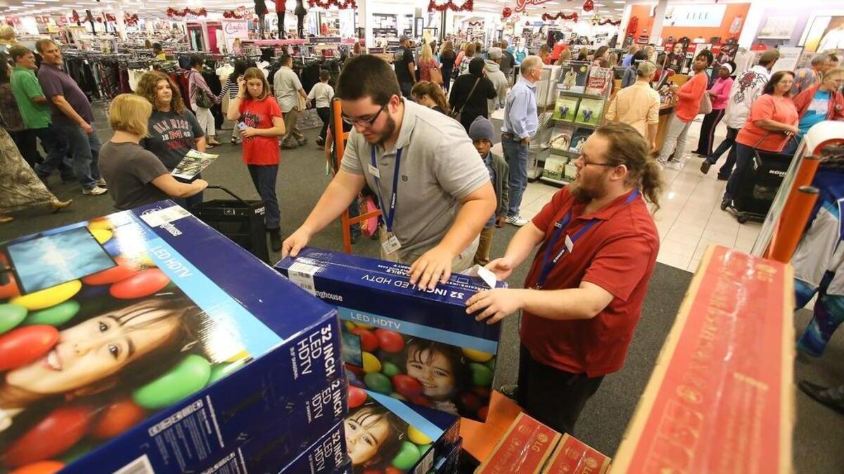 Kohl’s employees hand down televisions to shoppers during Black Friday in 2015 at The Promenade in D’Iberville. The city’s police department announced the creation of a unit dedicated to combating retail crimes on Saturday, Feb. 4, 2017.