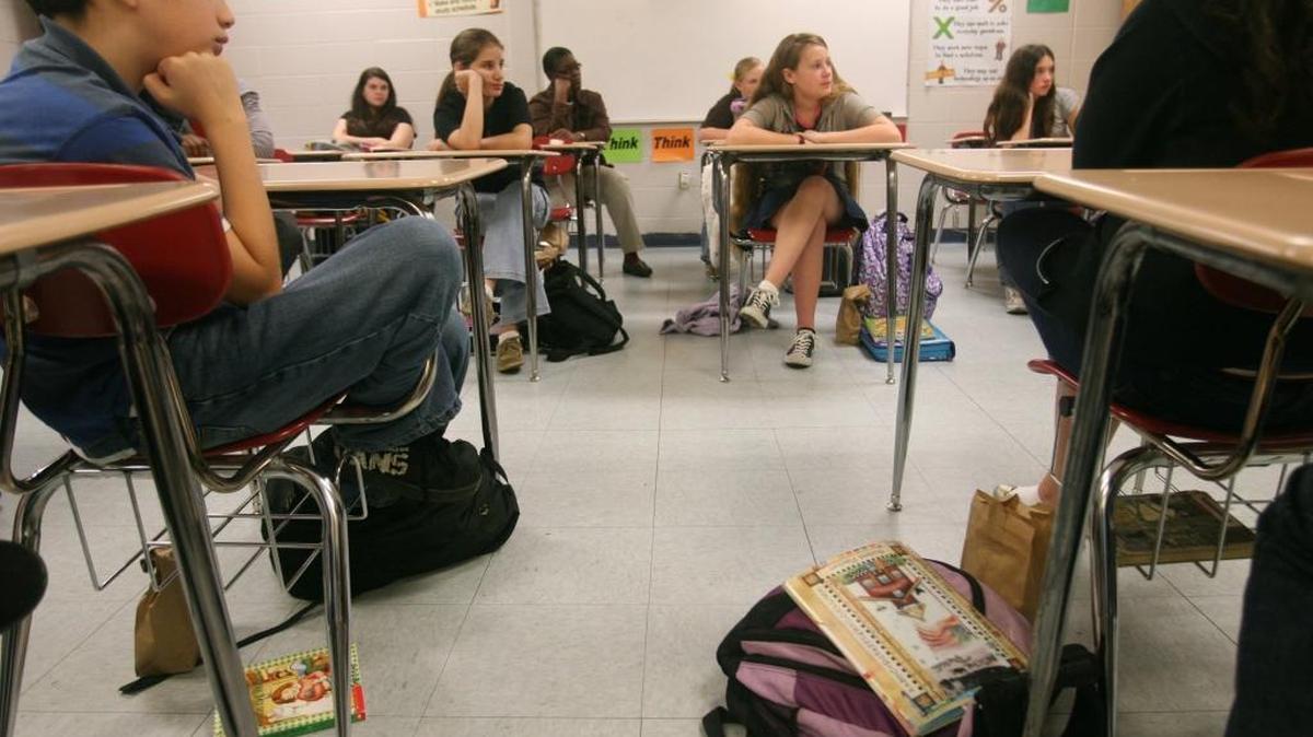 Sixth-graders at Bel-Aire Elementary School in Gulfport listen as a guest reads them a story in February 2009. The school moved up from a D to a B grade in the state’s 2015 Department of Education accountability study.