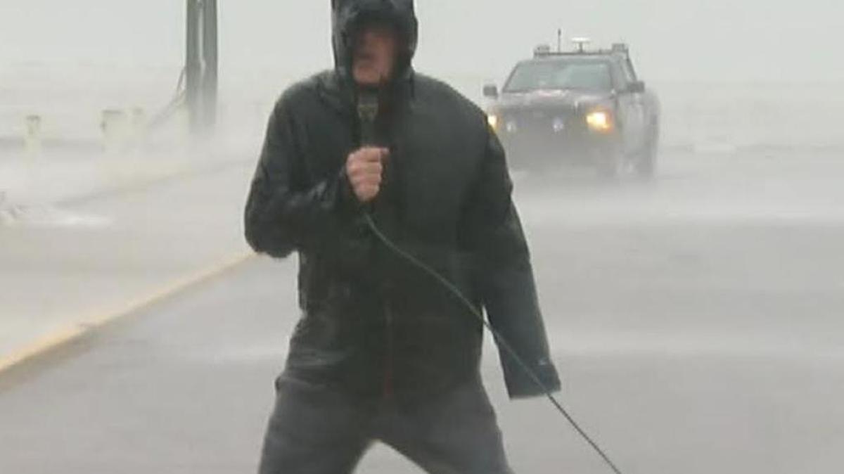 Fox News correspondent Steve Harrigan reports live from Texas during Hurricane Harvey.