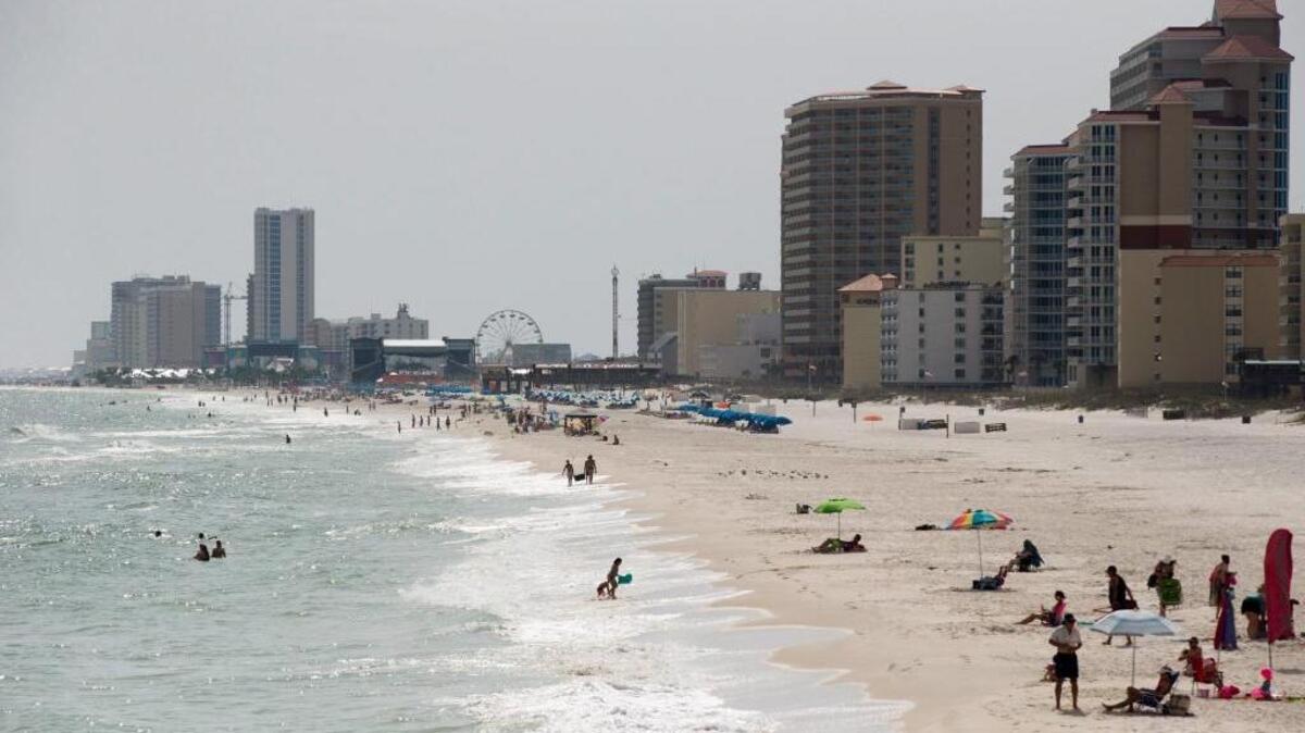 Tourists line the beach in Gulf Shores, Ala., in 2015.