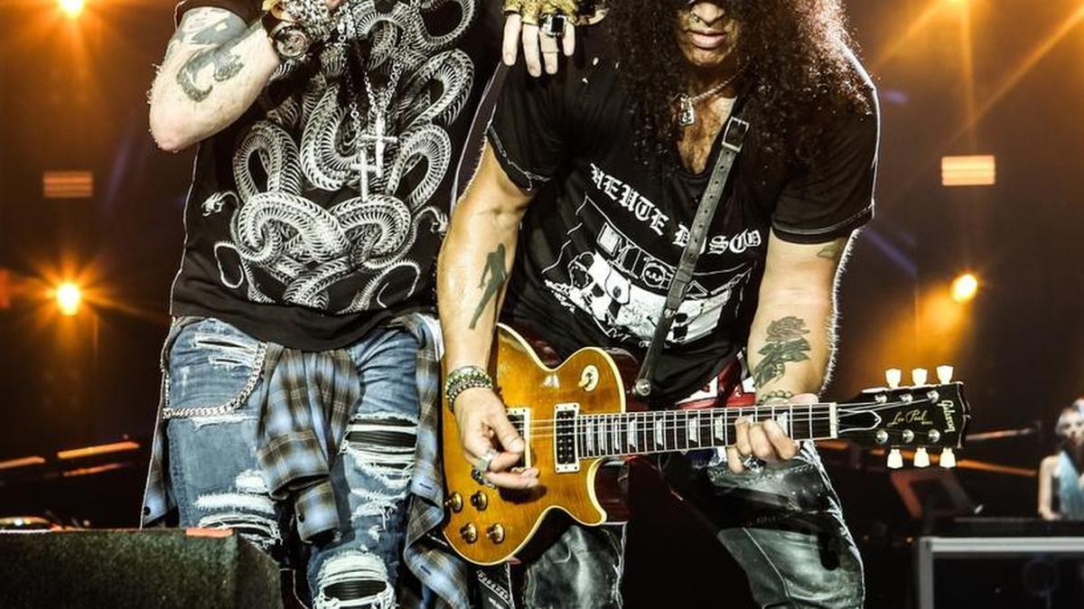 Alx Rose and Slash play the Mercedes-Benz Superdome together for the first time since 1992.
