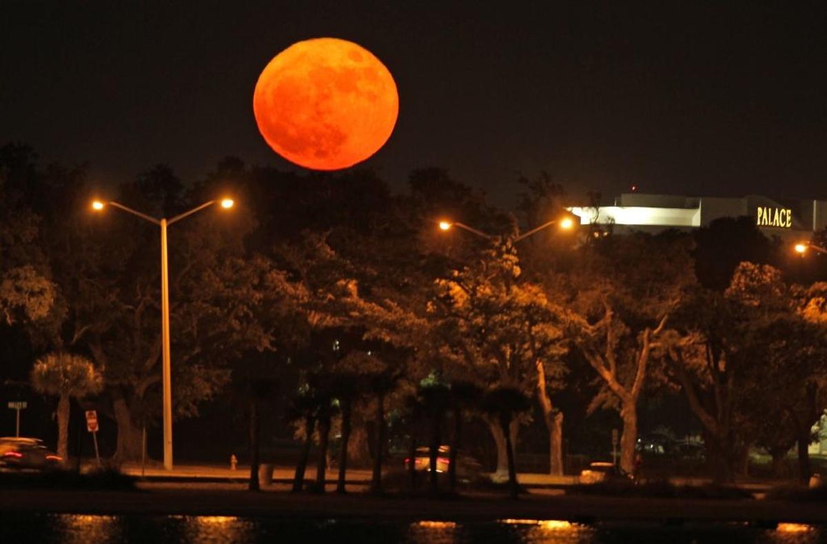 The super moon rises over U.S. 90 in East Biloxi on Monday, Nov. 14, 2016. 400 mm lens, ISO 400, 1/13 sec. @ F/2.8.