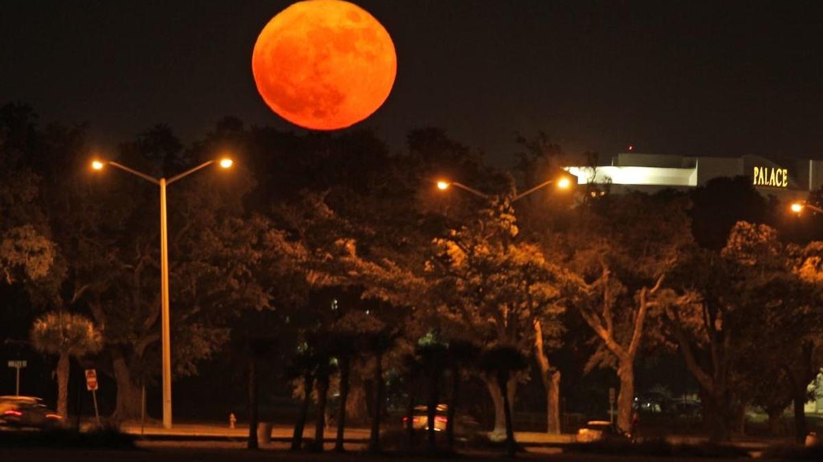 The super moon rises over U.S. 90 in East Biloxi on Monday, Nov. 14, 2016. 400 mm lens, ISO 400, 1/13 sec. @ F/2.8.