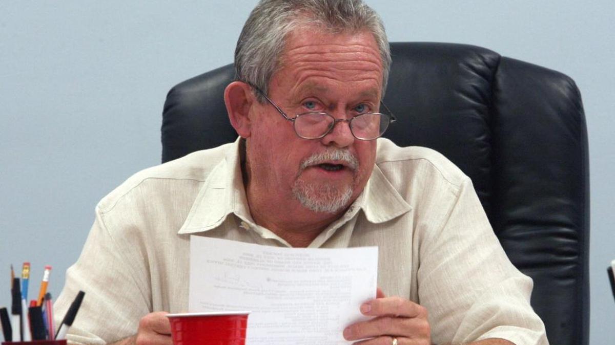 Mayor Billy Skellie makes a point at a Long Beach Board of Aldermen meeting.