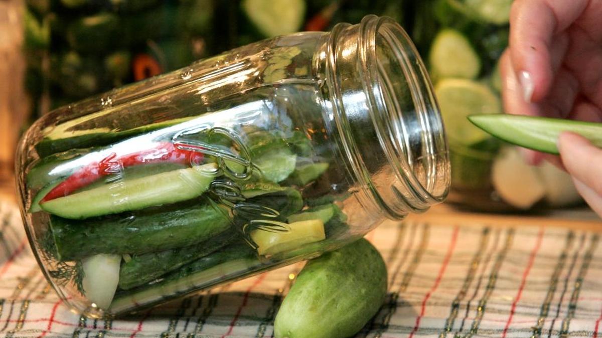 If you’re considering becoming a farmers market vendor who sells acidified foods such as homemade pickles, Mississippi State University has an upcoming workshop with you in mind.