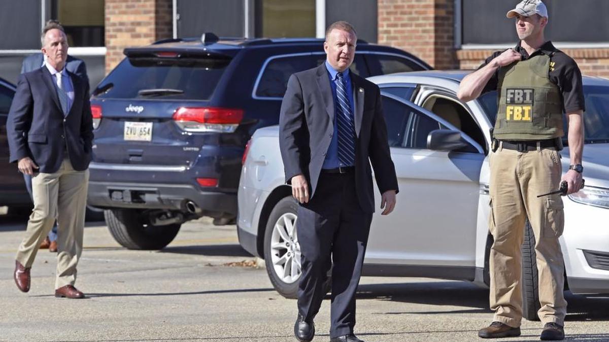 FBI Special Agent Jeffrey Sallet, center, comes out to make a statement in front of the Tangipahoa Parish Sheriff’s Office Substation Thursday, Dec. 15, 2016.