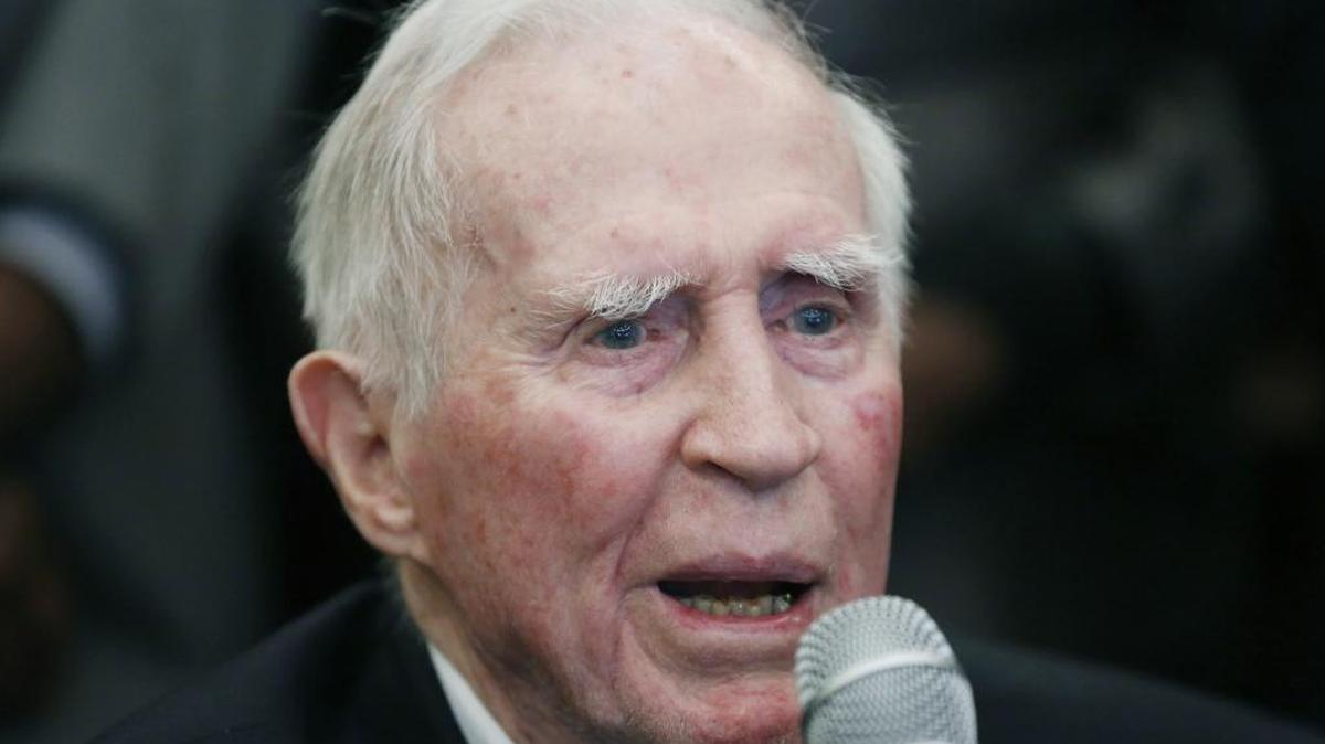 Bill Minor tells a story during a ceremony honoring him in the state Senate chamber in 2015.