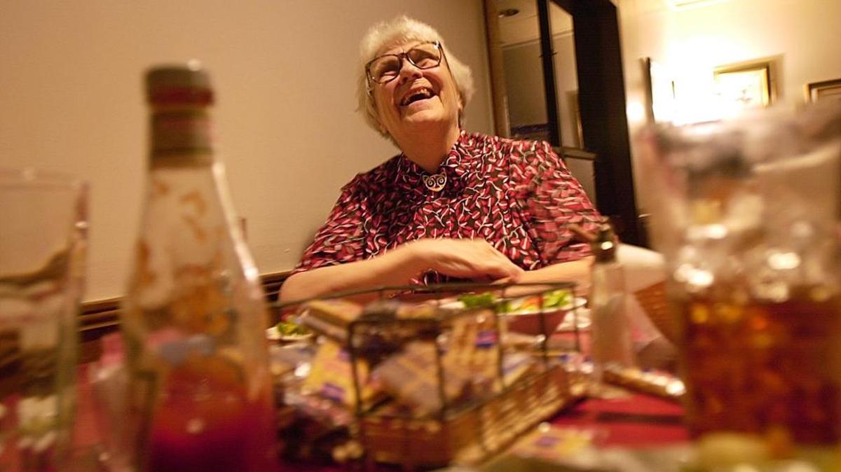 Author Harper Lee, who wrote ‘To Kill a Mockingbird,’ has dinner at Radley’s Deli in Monroeville, Alabama, in 2001.