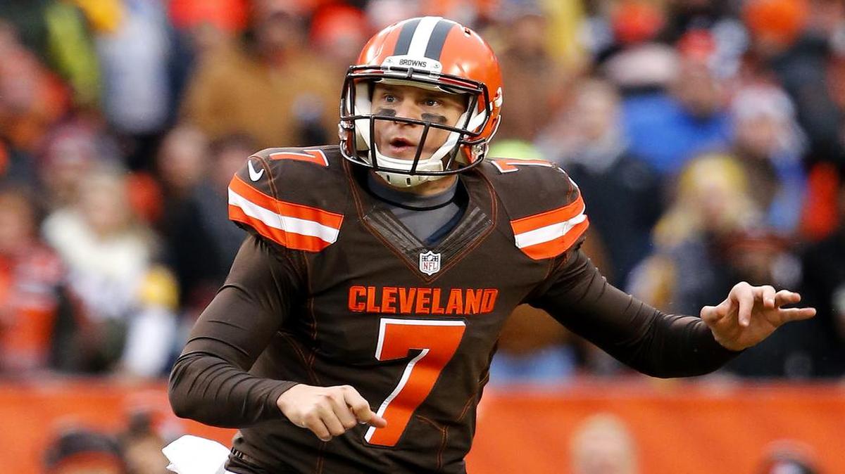Former Southern Miss quarterback Austin Davis has signed with the Denver Broncos.