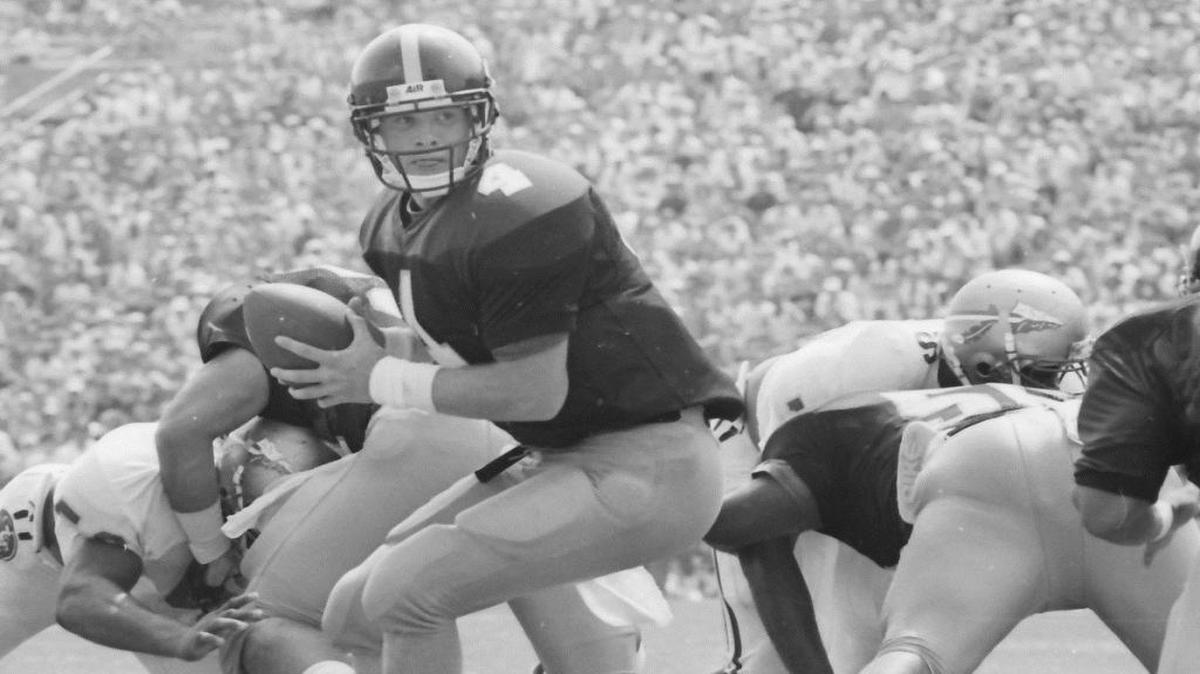 Southern Miss quarterback Brett Favre looks to hand the ball off on Sept. 2, 1989, against Florida State in Jacksonville, Fla. Favre led the Golden Eagles to a 30-26 win over the No. 6 Seminoles.