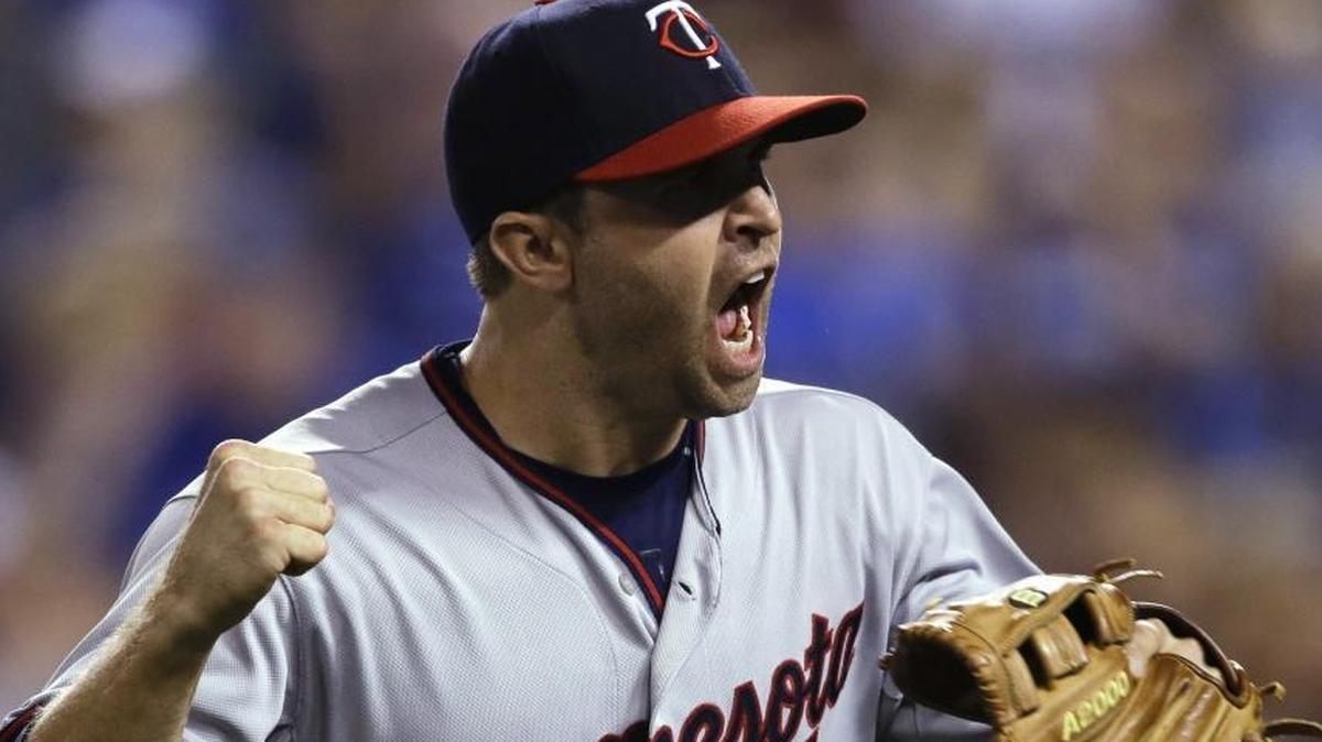 Minnesota Twins second baseman Brian Dozier was awarded his first Gold Glove on Tuesday.