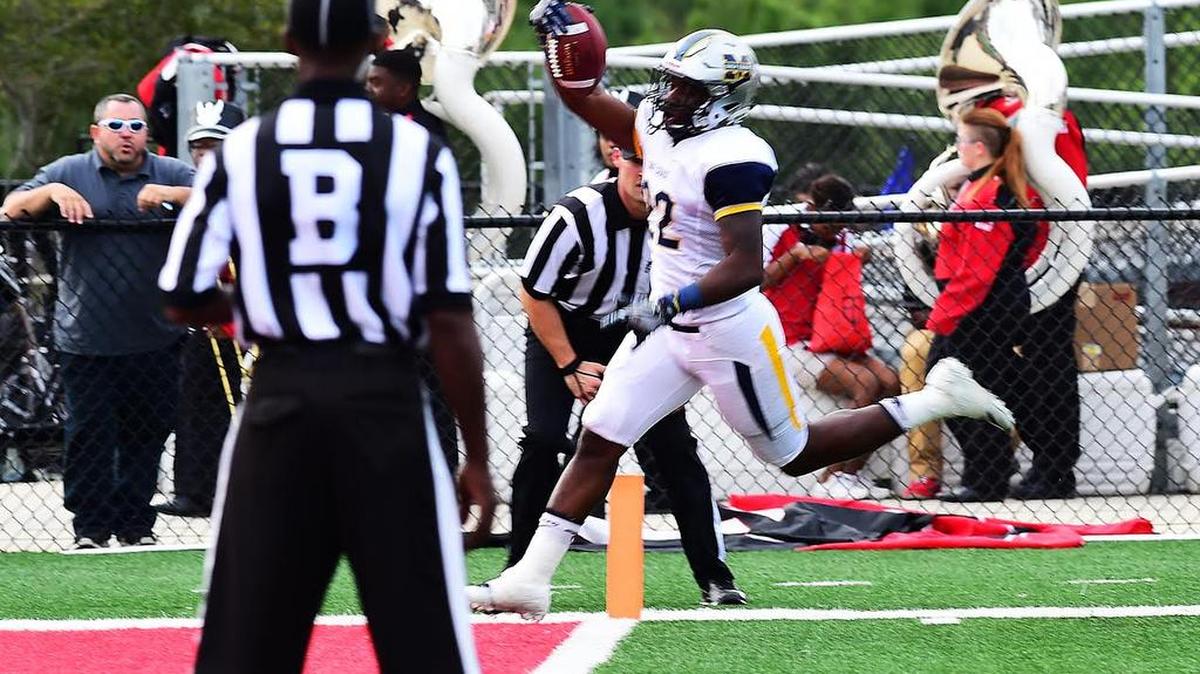 Mississippi Gulf Coast’s Quentin Frazier scores a touchdown against East Mississippi in the Bulldogs’ 27-24 loss in Scooba on Saturday.