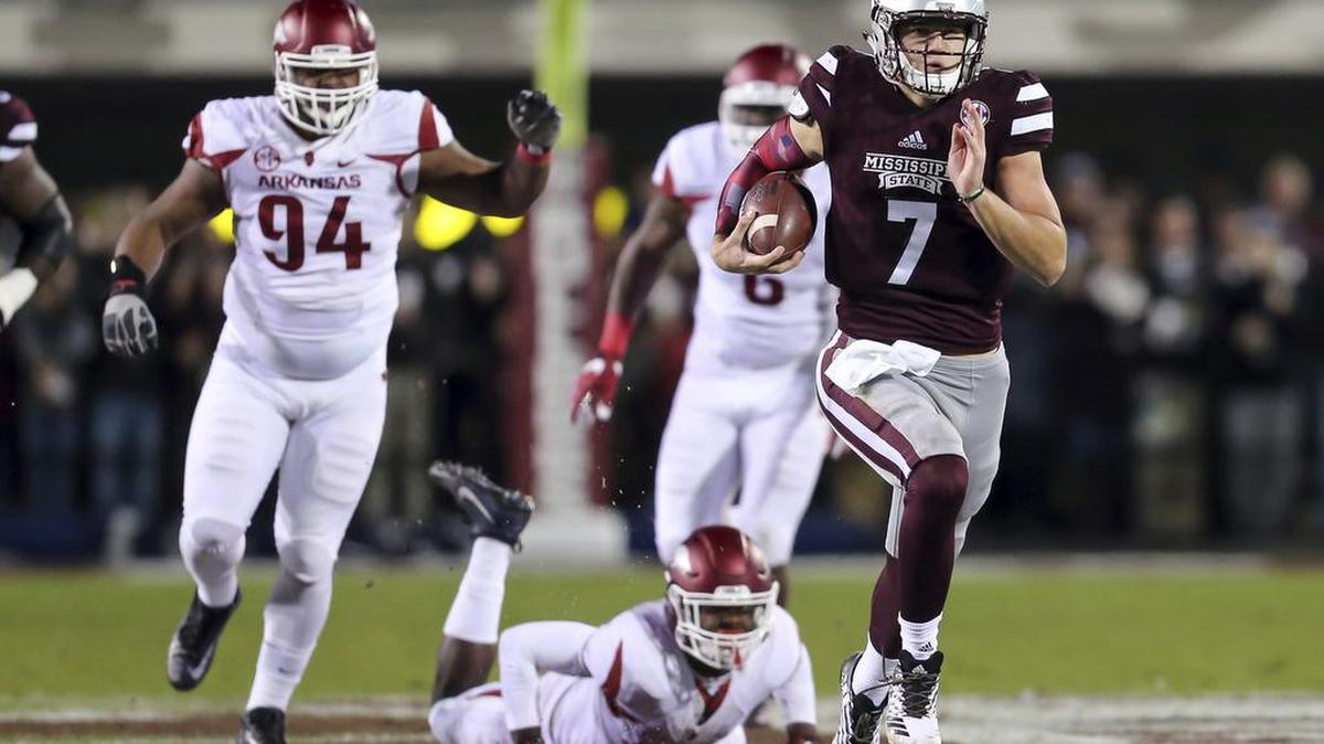 Mississippi State's Nick Fitzgerald (7) pulls away from Arkansas defenders to score a touchdown.