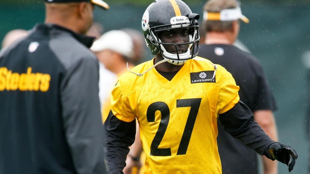 Pittsburgh Steelers cornerback Senquez Golson (27) goes through drills on May 26, 2015 in Pittsburgh.