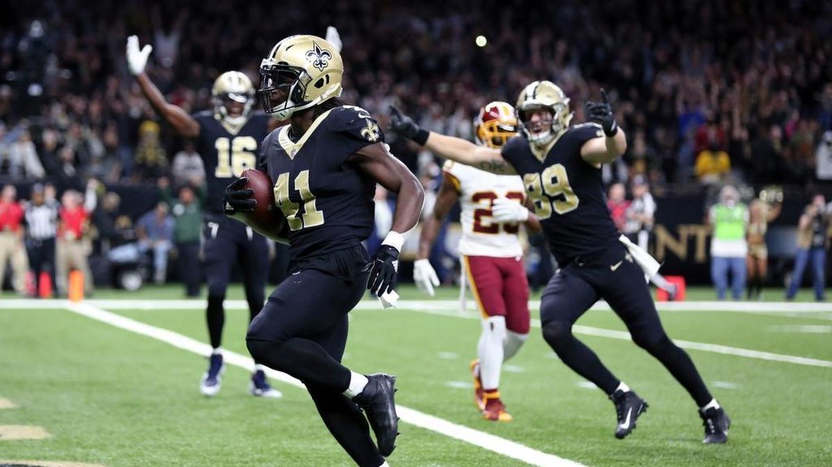 New Orleans Saints running back Alvin Kamara (41) carries for a touchdown against the Washington Redskins.