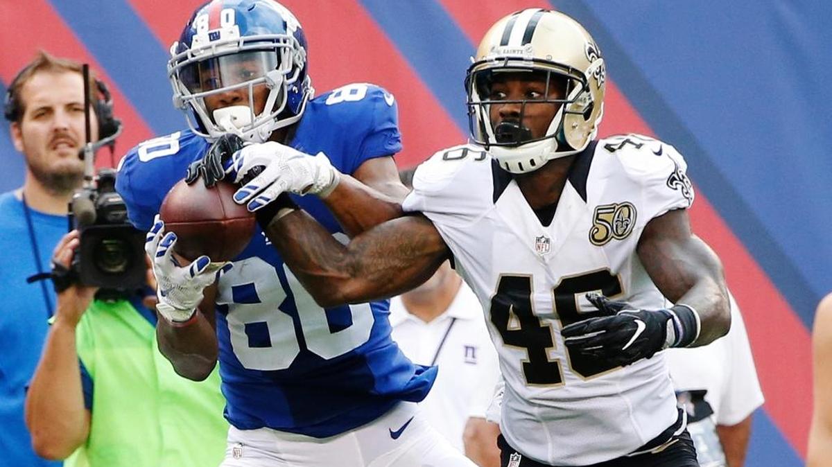 New York Giants wide receiver Victor Cruz (80) catches a pass in front of New Orleans Saints cornerback Ken Crawley (46) Sunday in East Rutherford, N.J. The Giants won 16-13.