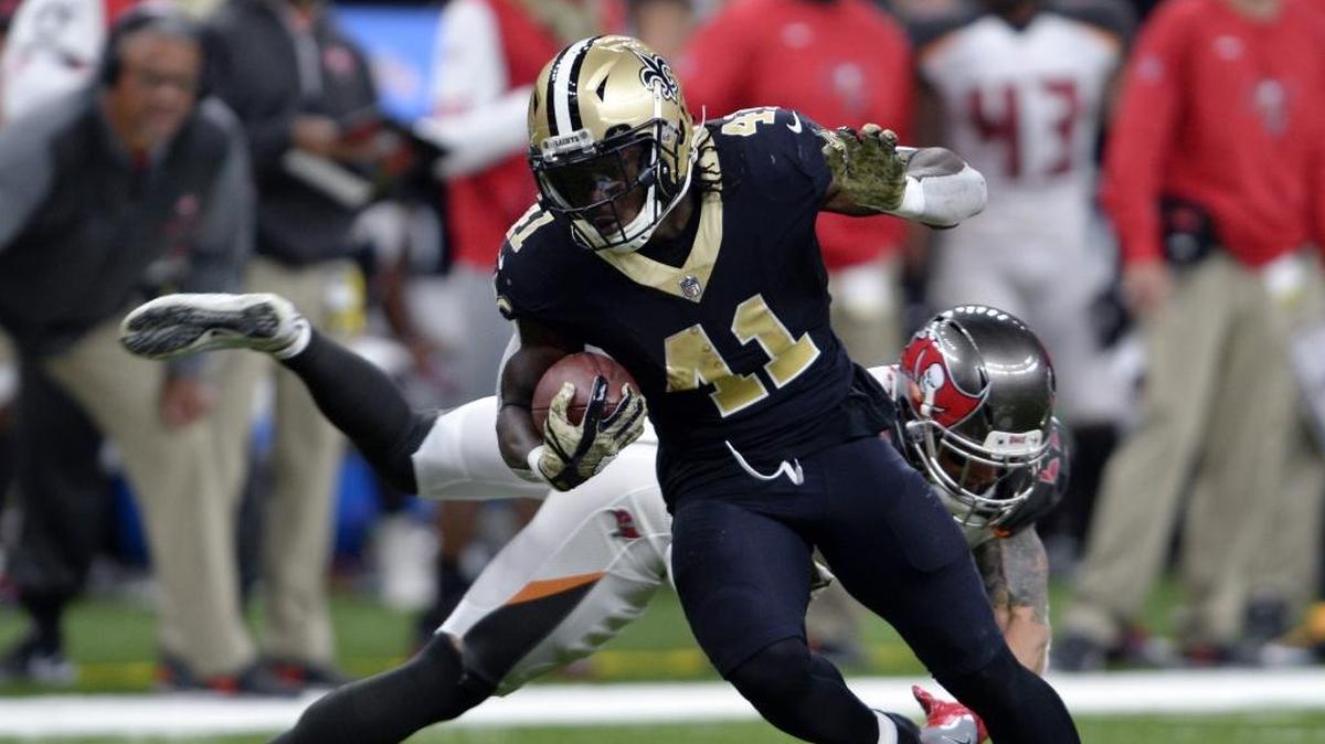 New Orleans Saints running back Alvin Kamara (41) runs against the Tampa Bay Buccaneers in New Orleans on Sunday.