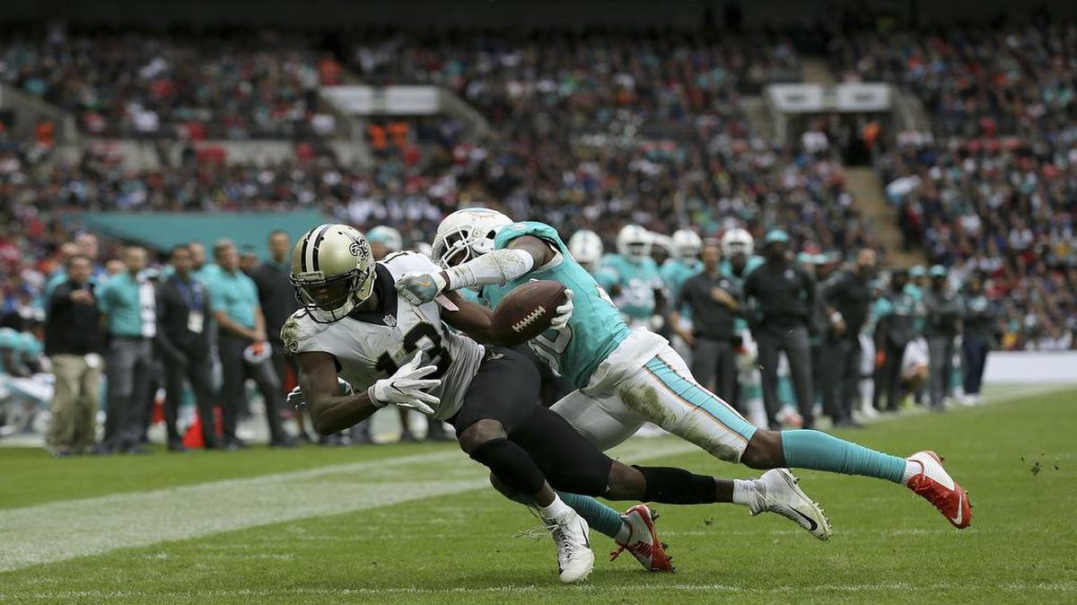 New Orleans Saints wide receiver Michael Thomas, left, scores a touchdown against Miami Dolphins cornerback Cordrea Tankersley.