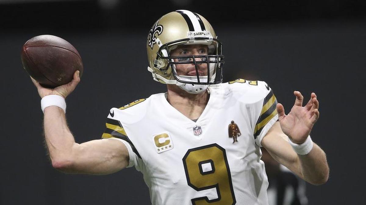 New Orleans Saints quarterback Drew Brees (9) works against the Atlanta Falcons.