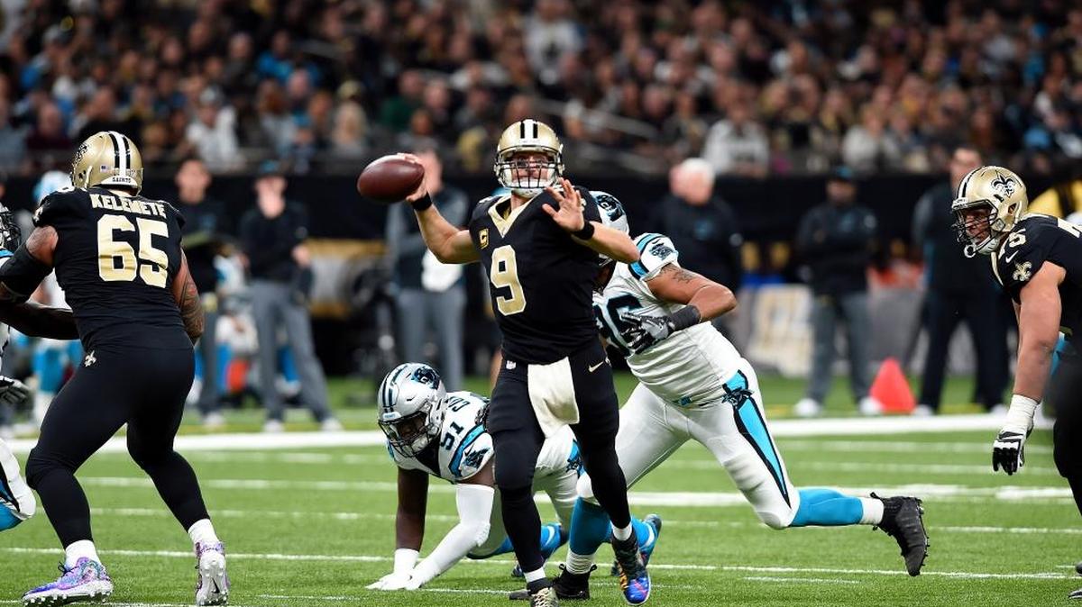 New Orleans Saints quarterback Drew Brees (9) passes under pressure from Carolina Panthers defensive end Bryan Cox (91) and defensive end Wes Horton (96).