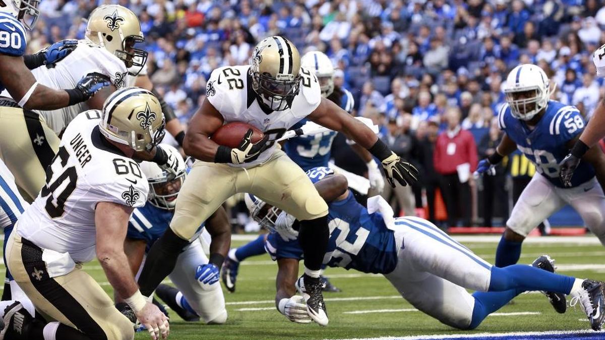 New Orleans Saints running back Mark Ingram (22) runs in for a touchdown against the Indianapolis Colts in the second half of an NFL football game in Indianapolis, Sunday, Oct. 25, 2015.
