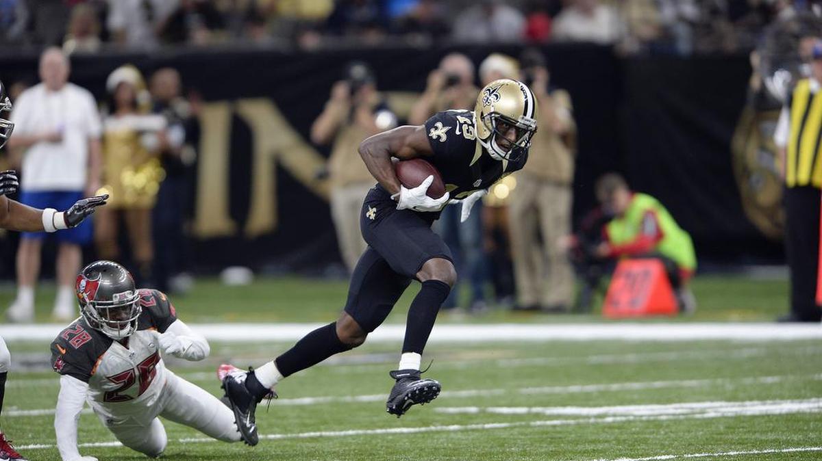 New Orleans Saints wide receiver Michael Thomas (13) breaks past Tampa Bay Buccaneers cornerback Vernon Hargreaves (28) on a long pass play.