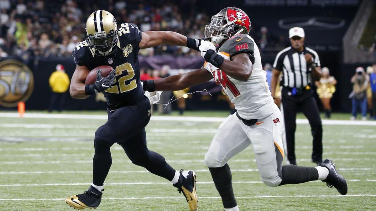 New Orleans Saints running back Mark Ingram (22) carries against Tampa Bay Buccaneers outside linebacker Lavonte David (54).
