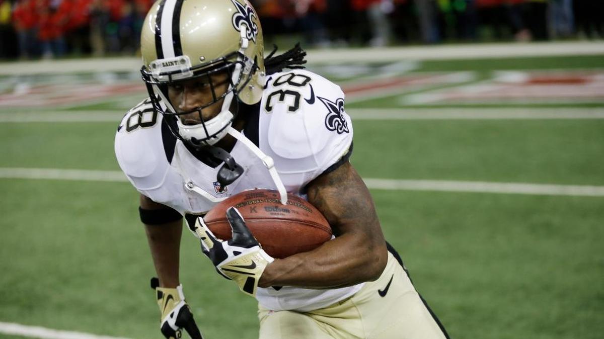 New Orleans Saints running back Travaris Cadet (38) warms up before the first half of an NFL football game between the Atlanta Falcons and the New Orleans Saints, Sunday, Jan. 3, 2016, in Atlanta.