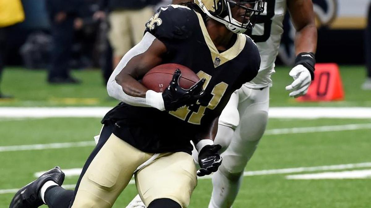 New Orleans Saints running back Alvin Kamara (41) carries for a touchdown in front of New York Jets inside linebacker Darron Lee .