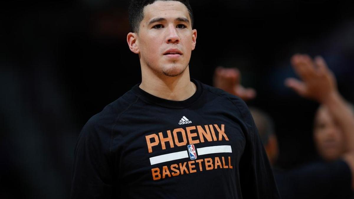 Phoenix Suns guard Devin Booker took some kids on a holiday shopping trip on Tuesday.