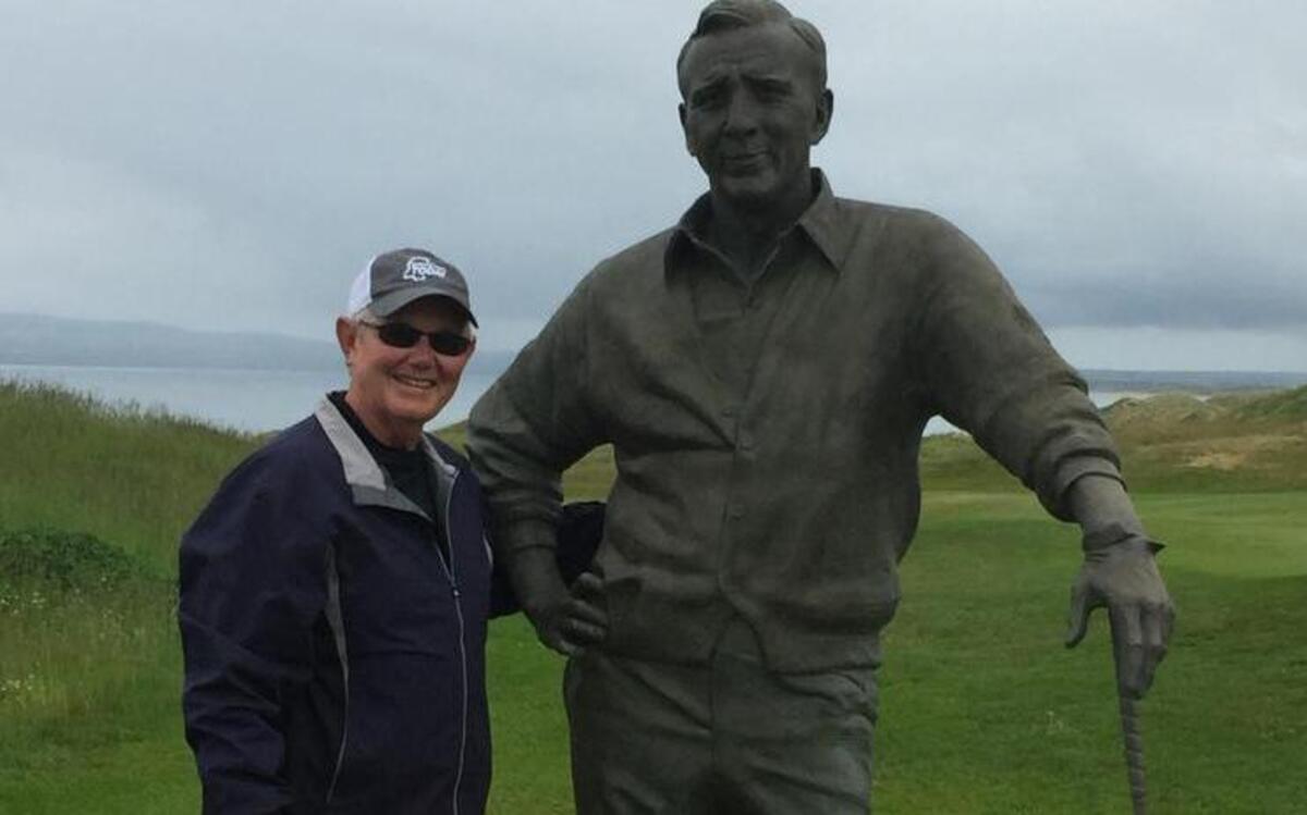 Rick Cleveland with the statue of Arnold Palmer at the Tralee Golf Links.