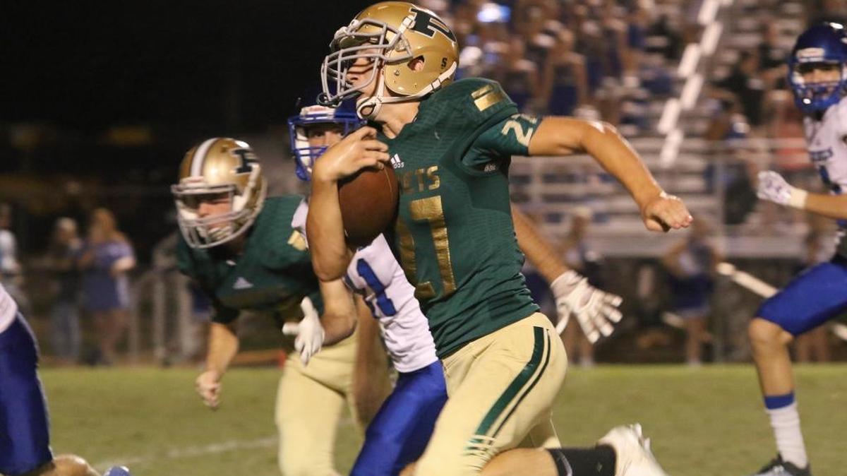 Hornets’ Ethan Taylor breaks away from the pack before running the ball for more than 30 yards to score a touchdown late in Friday’s game against the Blue Devils.